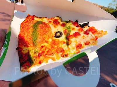 パレードの待ち時間は食べ歩きフードをお供にする