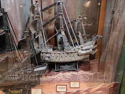 上海ディズニーカリブの海賊グッズ：フライングダッチマン号3Dフィギュア