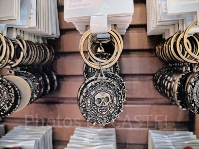 上海ディズニーカリブの海賊グッズ：どくろのリング付キーチェーン