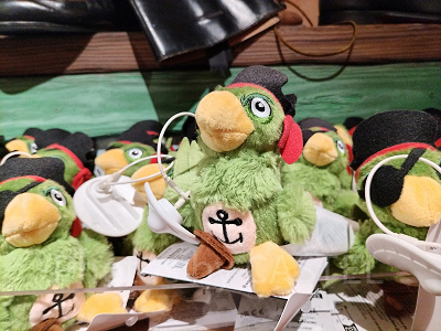 上海ディズニーカリブの海賊グッズ：海賊オウムの肩乗せぬいぐるみ