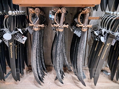 上海ディズニーカリブの海賊グッズ：海賊のサーベル（どくろのつば）おもちゃ