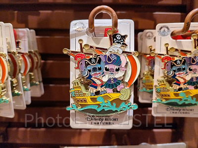 上海ディズニーカリブの海賊グッズ：海賊船＆スティッチ＆エンジェルピンバッジ