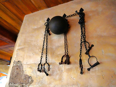 上海ディズニーカリブの海賊：キューライン（待ち列）には物々しいオブジェ