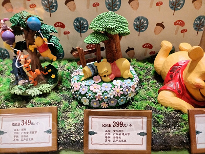 上海ディズニーくまのプーさんグッズ:居眠りプーさんのフィギュア