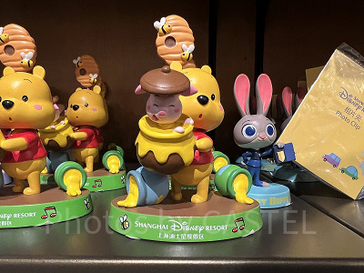 上海ディズニーくまのプーさんグッズ:プーさんとピグレットのフィギュアスタンド