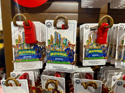 上海ディズニーズートピアグッズ：ズートピアエリアモチーフピンバッジ