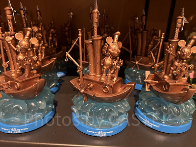 上海ディズニーランドグッズ：蒸気船ウィリーの噴水フィギュア