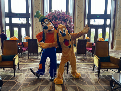 上海ディズニーランドホテル:ロビーでグーフィーやプルートなどがグリーティングをしていることも