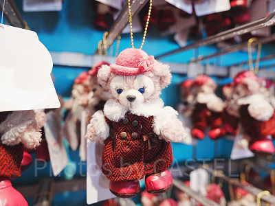 シェリーメイぬいぐるみバッジ（ダッフィー＆フレンズのウィンター・トゥインクリング・タウン）