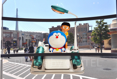 ドラえもんグッズ販売中のスペースファンタジーステーションのショーウィンドウ