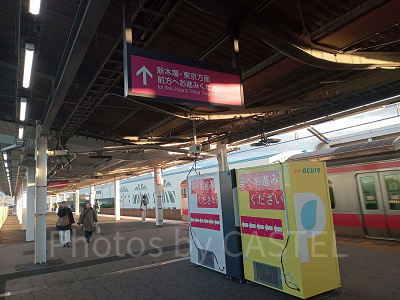 分散乗車を促す舞浜駅ホームの看板