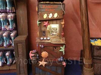 スリーピーホエール・ショップのメダリオンメーカー