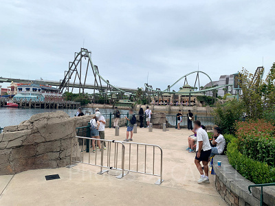 USJの喫煙所②セントラルパークのバラ園から湖沿いに抜ける道沿い