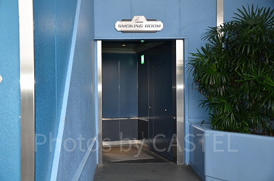 スペース・マウンテン横の喫煙所