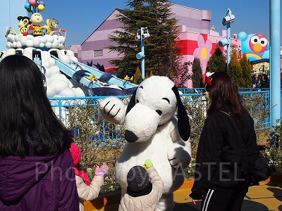 ワンダーランドエリアでグリーティングするスヌーピー