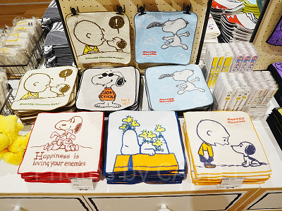 スヌーピーミュージアムグッズ50選！限定グッズ、ぬいぐるみ、お菓子
