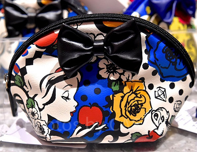 大人でも持つことができる白雪姫のポーチ