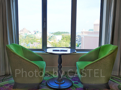 窓のそばにあるソファチェアとテーブル