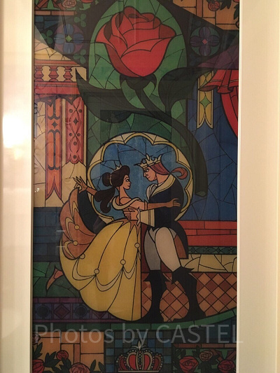 本編ラストにも出てくるステンドグラス。ビーストがしっかり王子様ですね。