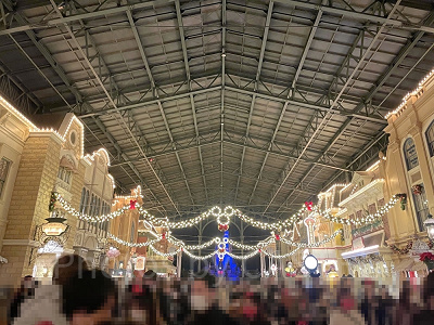 ワールドバザールの様子（夜）／20:00頃