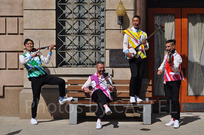 ストリートショーは夕方からのショーを観る