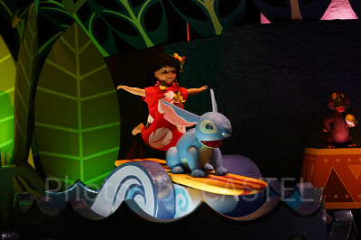 リロとスティッチしているサーフィン