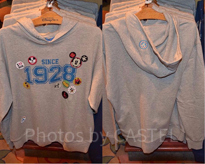 缶バッチ付きトレーナー