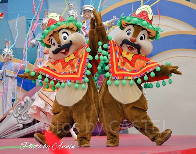 テーブル・イズ・ウェイティング　チップとデールの写真