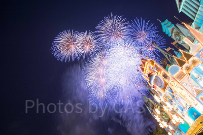 イッツ・ア・スモールワールド前で撮影（カウントダウン花火）