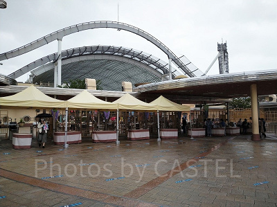 手荷物検査のブースは入場口