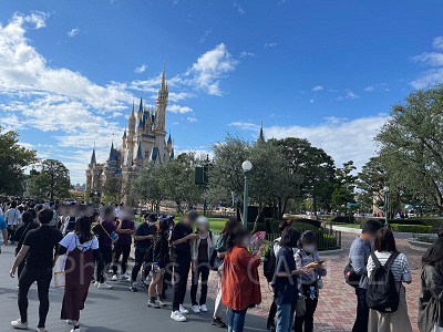 美女と野獣のアトラクション待ち列はシンデレラ城前まで伸びていました