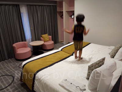 ベッドがぴったりくっついているので添い寝の子供も安心