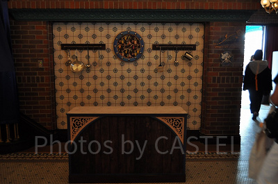 右に写っている明るい扉が出口／サンジの海賊レストラン2019