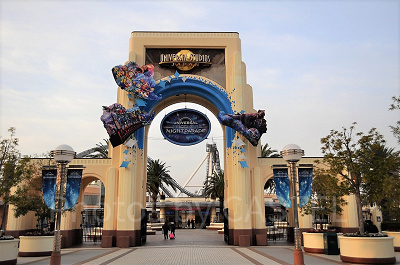 USJの入場門の奥に見える建物がチケットブース（パークオープン前）