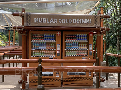 ジュラシックパーク・ザ・ライドの自動販売機の色と柄が変更！