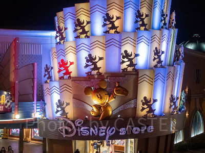 夜にはライトアップがキレイなディズニーストア