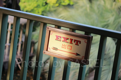 出口の矢印は、まさに矢の形。インディアンが使用している矢なのでしょうか。