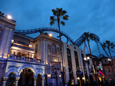 ハリウッドドリームザライドの出口は一番左の建物