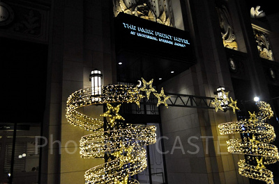 パークフロントホテルの正面玄関は毎夜美しくライトアップされている