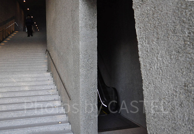 神戸ポートミュージアムのエスカレーターは大階段の右手にある