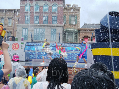 ミニオンクールファッションショーは強烈な水と雪がふりそそぐ