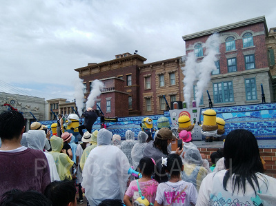 ミニオンたちのいたずらで水も雪も降ってくることに/ミニオンクールファッションショー