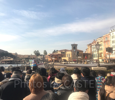 平日でもパーク内は大混雑です。