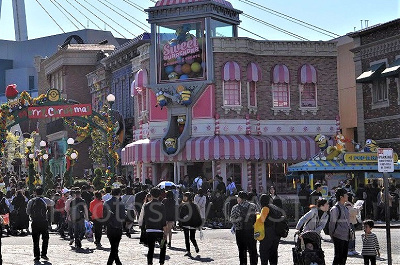 写真右端に写っているのがミニオン・パークのポップコーンカート