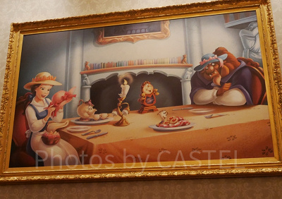 数多くのアート作品が並ぶローズ・ギャラリー