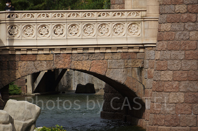 水に触れている石垣が１番大きく、上にいくにつれてどんどん小さくなっていきます