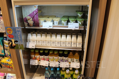売店ではこだわりの飲み物やデザートも販売