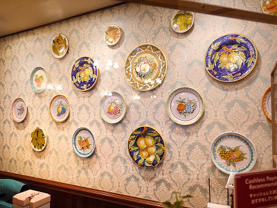 店内の壁はお皿で優雅にデコレーションされています