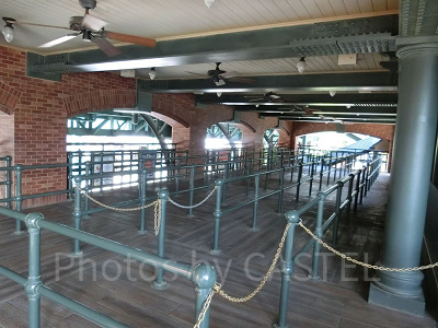 待つ列は窓が無くて冷たい風が吹き抜ける、エレクトリックレールウエイ