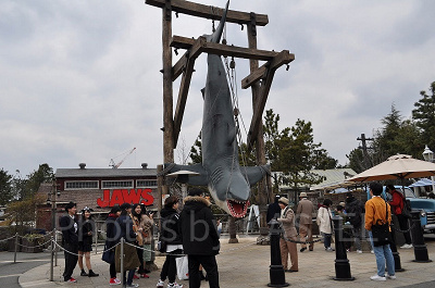 USJのジョーズ前には巨大人食いザメが！